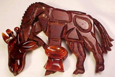 BP281 tortoise bakelite/wood giraffe pin